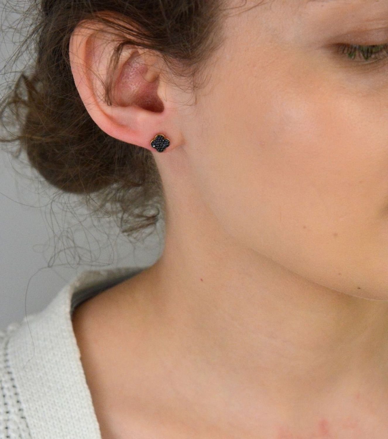 Kolczyki złote koniczynki w czarne cyrkonie pr 333, KL 5080A 333 Kolczyki złote w kształcie koniczynki z czarnymi cyrkoniami, wykonane z 8-karatowego złota próby 333, to elegancka i nowoczesna 1.jpg